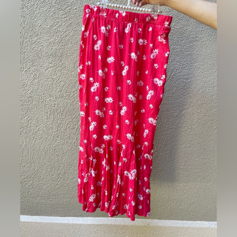 Donating on 7/23!!
Red Floral ruffle hem Maxi Skirt with White Daisy Print